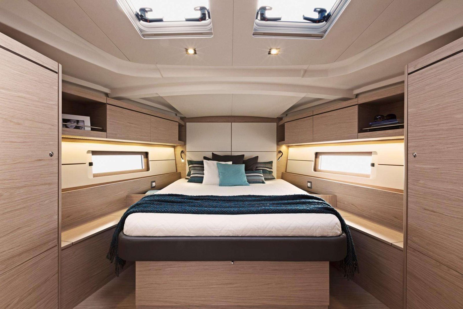 Oceanis 46.1 front cabin